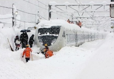 사본 -대폭설로 멈춰선 후쿠이의 특급열차 모습