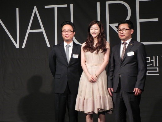 8면 바슈롬 동향사진 단체