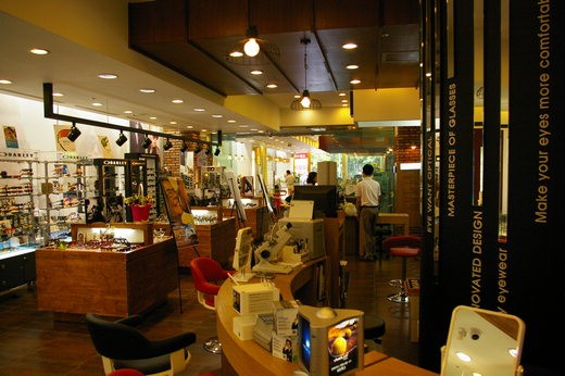 아이원 안경원의 내부.