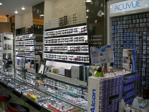 17면 안경원 내부