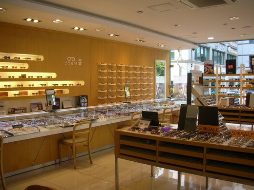 10면 안경원 내부