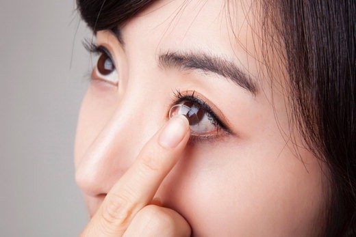 렌즈 착용 이미지_아큐브 제공