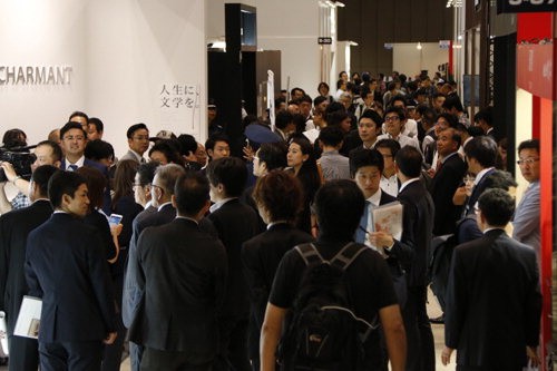 전시장 사람 많음