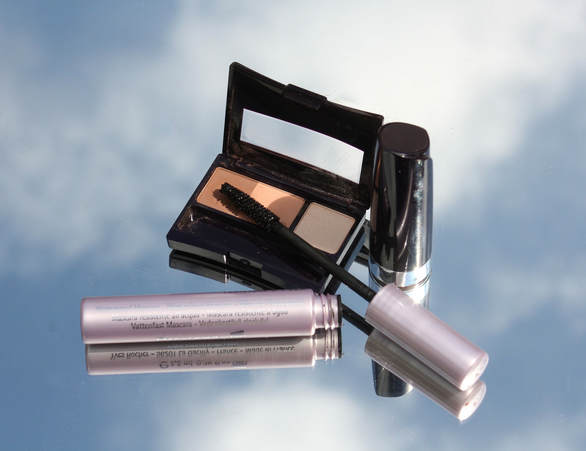 땀과 습기로 메이크업이 무너지는 여름철에는 워터프루프 제품을 사용하자(사진=픽사베이)