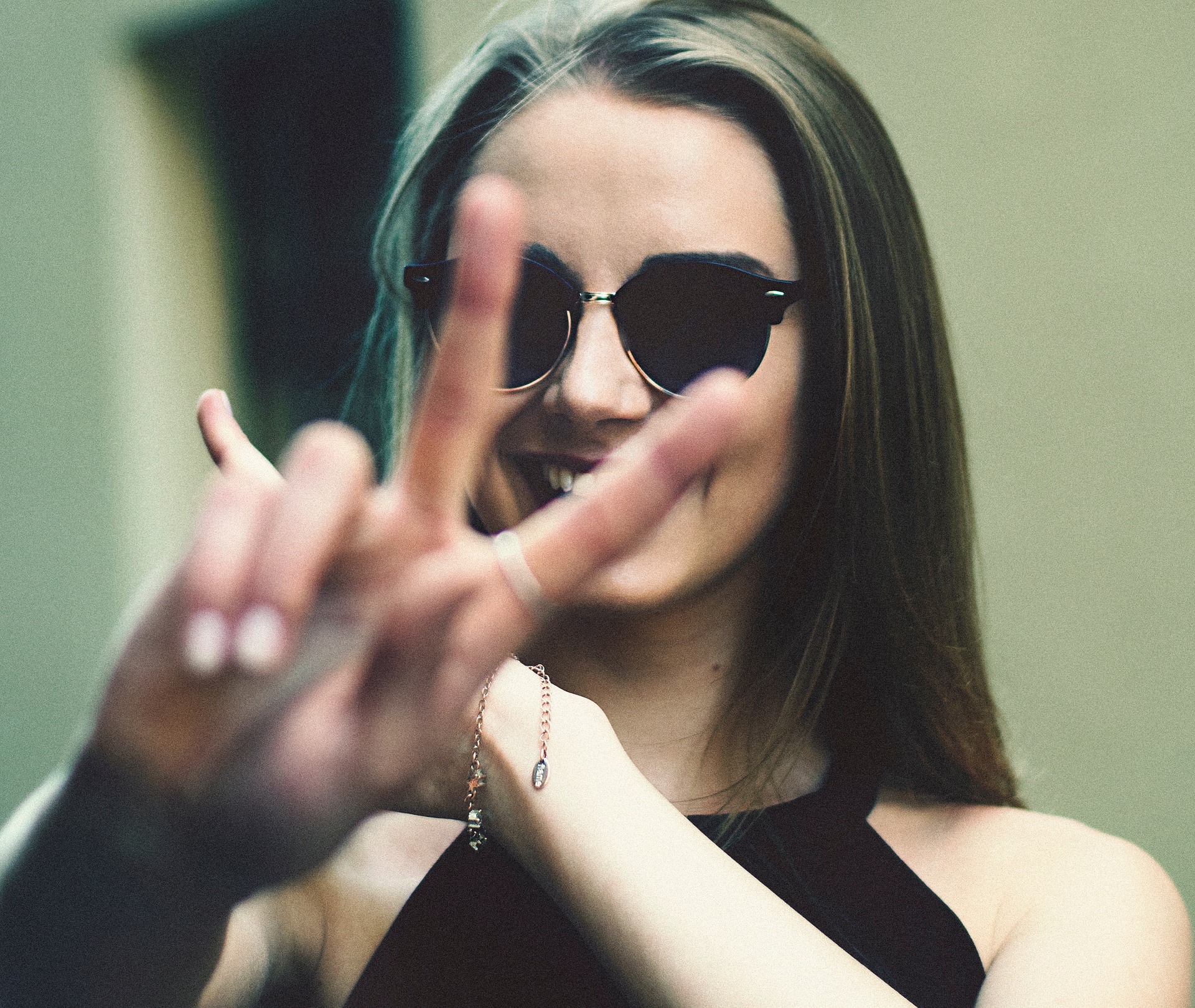 패션 아이템으로 주목받고 있는 선글라스(사진=픽사베이)