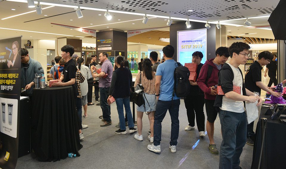 지난해 5월 서울 코엑스 스타필드에서 열린 에실로코리아 BLUV대국민 캠페인 현장 모습이다. 에실로코리아는 소비자들에게 블루라이트와 자외선의 유해성을 알리고 눈 건강의 중요성을 일깨워 소비자들이 안경원에 내방해 안경사의 솔루션을 받을 수 있도록 하는 대국민 캠페인을 지속적으로 진행하고 있다.