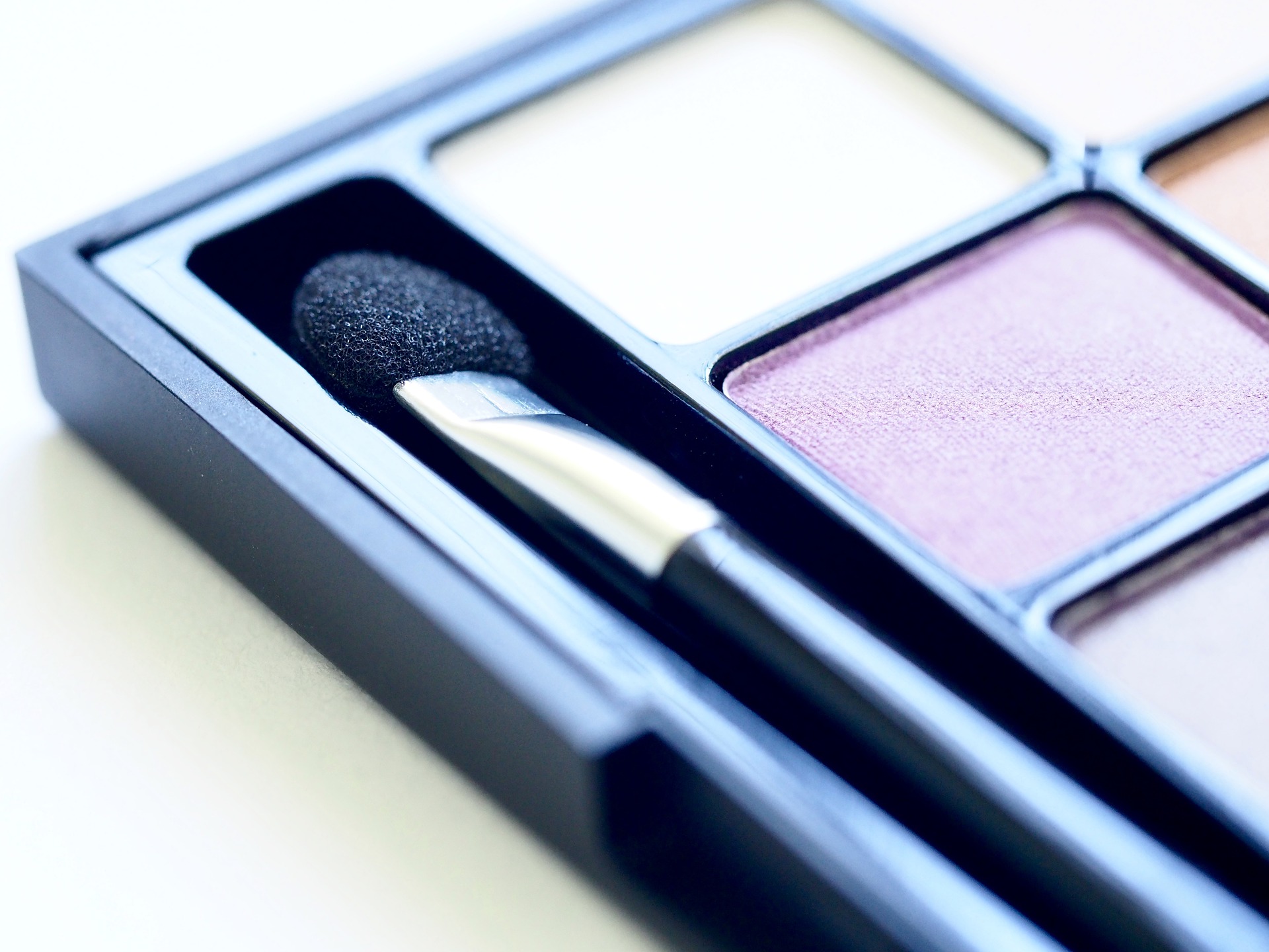 섀도를 이용하면 아이 메이크업을 화려하게 완성 할 수 있다(사진=픽사베이) 