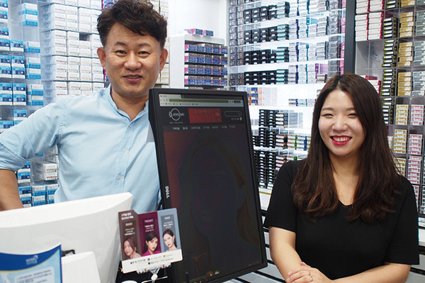 오승환(왼쪽) 원장과 차성원 안경사