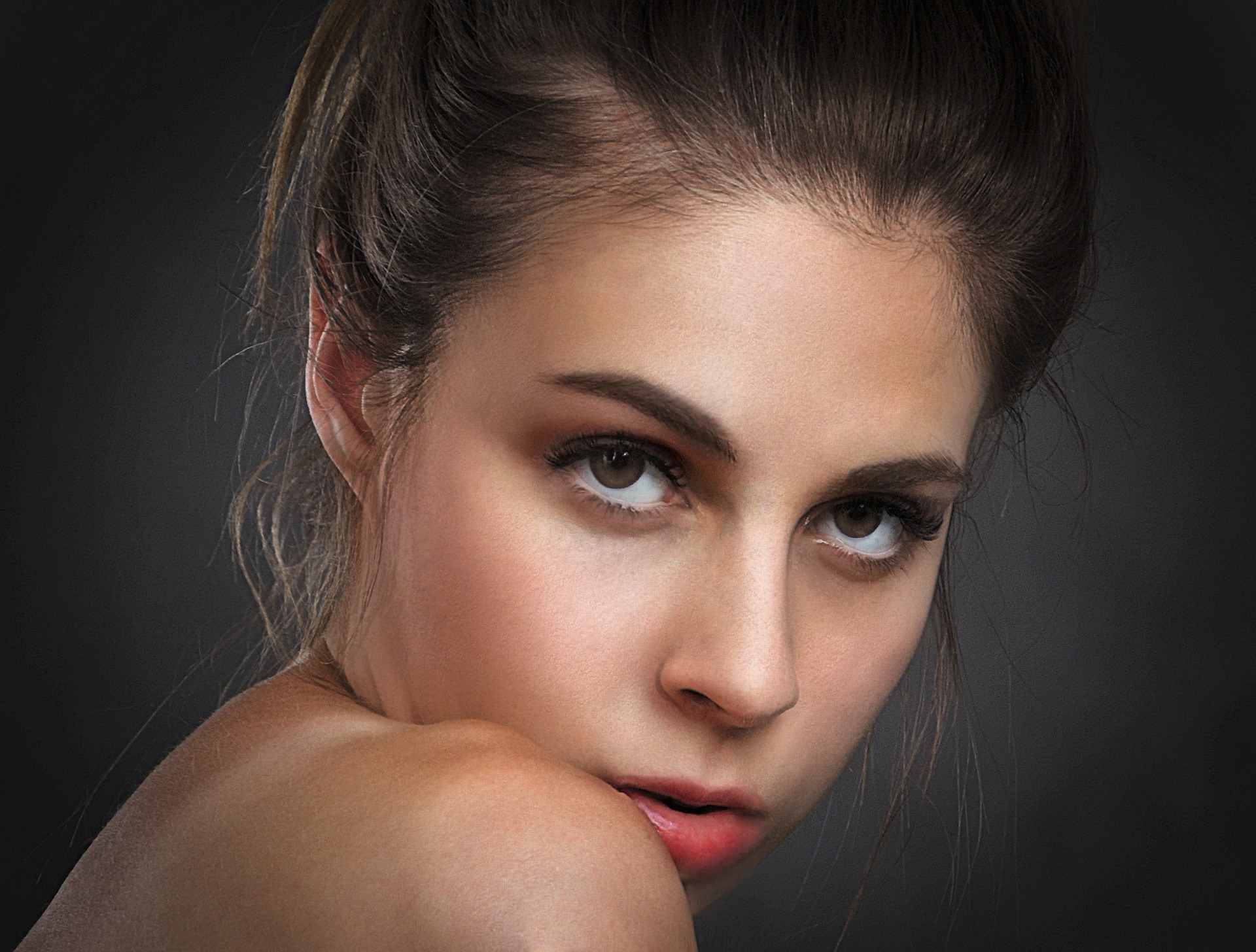 어두운 눈 밑은 화장으로 가리는 것 보다 기본케어를 하는 것이 중요하다 (사진=픽사베이)