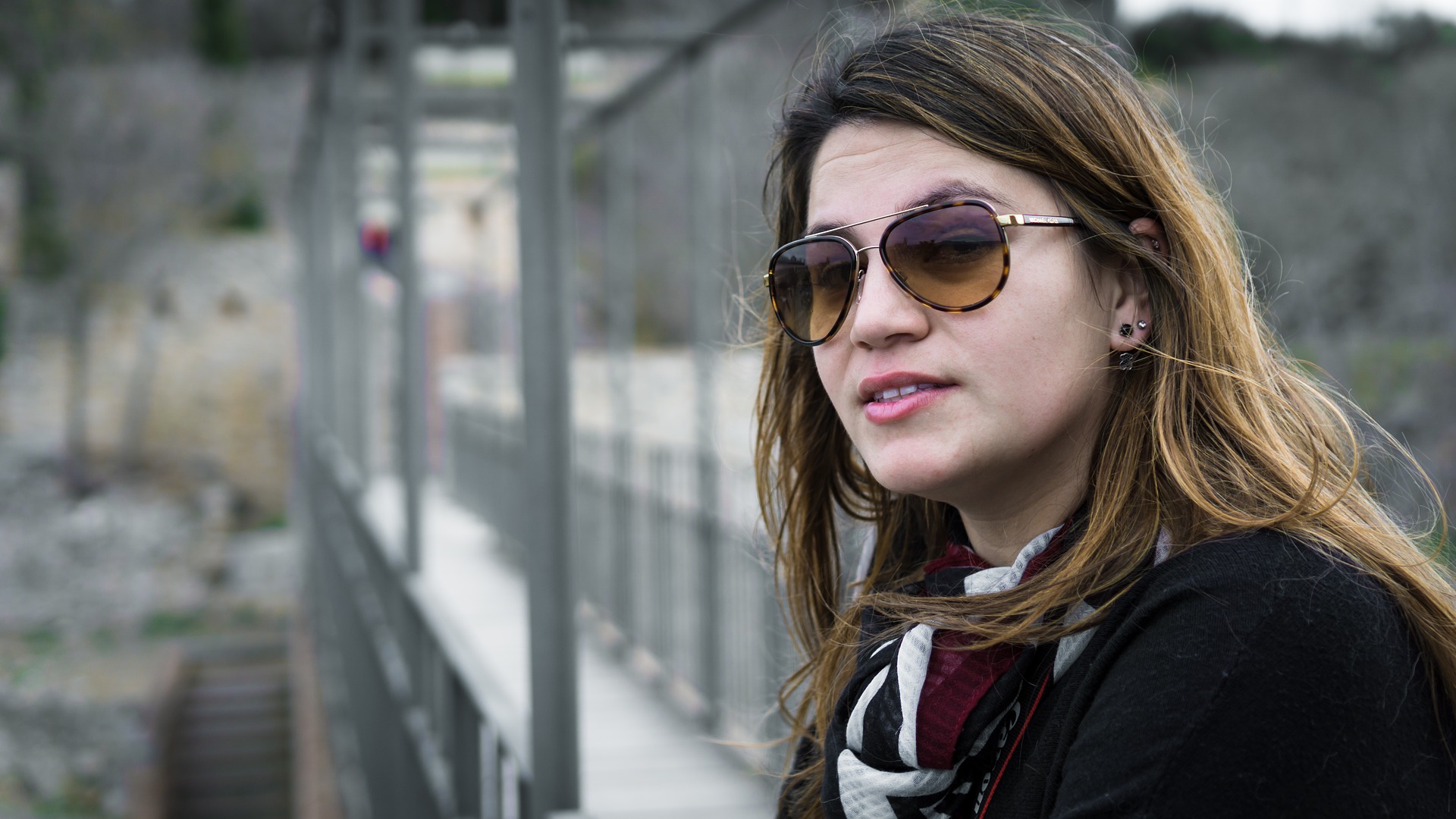 틴트 선글라스로 다양한 코디를 완성 할 수 있다(사진=픽사베이)