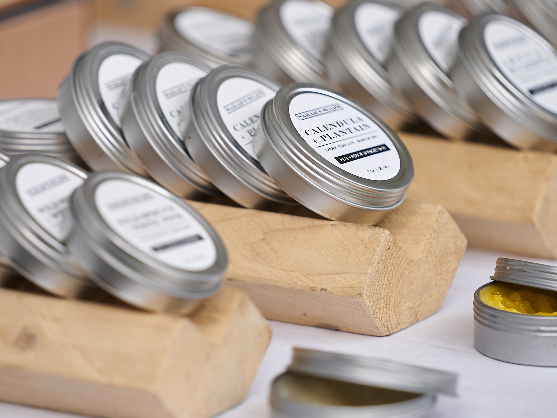 눈가 피부에는 얼굴에 바르는 로션을 바르면 안된다 (사진=픽사베이)