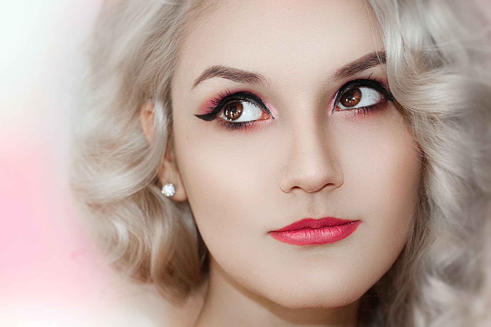 눈 화장이 번지면 지저분한 인상을 줄 수 있다 (사진=픽사베이)