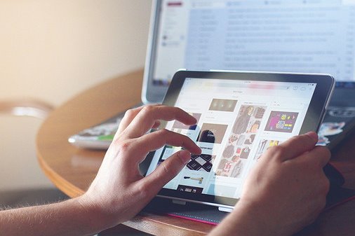 코로나 바이러스가 장기화되면서 비대면 산업이 발전하고 있다. 현대인들 대부분은 하루 일과를 PC, 태블릿, 휴대폰 등 디지털기기와 밀접하게 생활하고 있다.