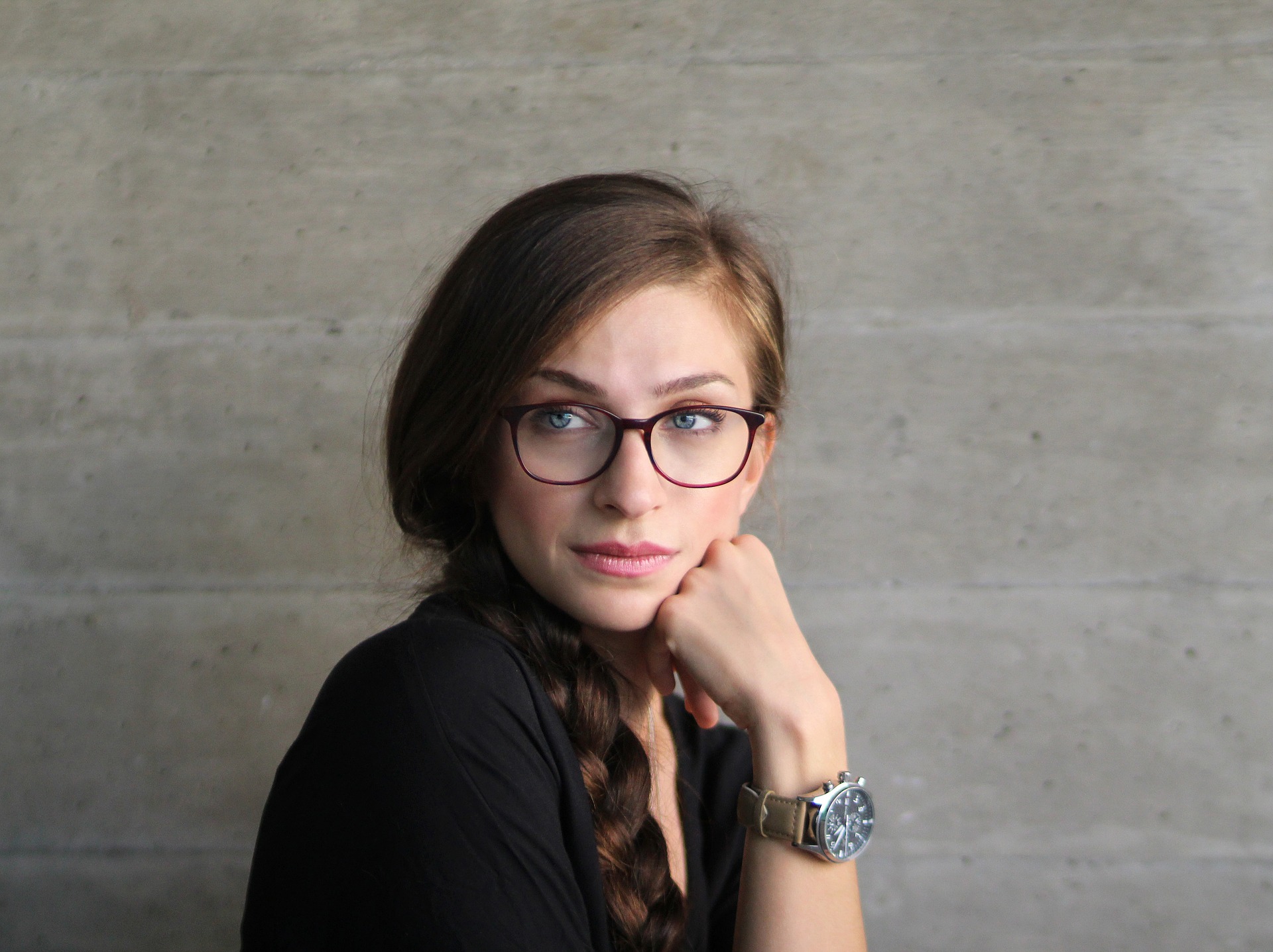 안경 쓸 때 알아둬야할 메이크업 꿀팁에 대해 알아본다 (사진=픽사베이)