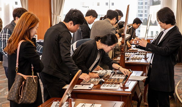 지난해 11월 열린 6번째 디엠무역 브랜드쇼 전경이다. 림락의 베스트 모델과 신모델들을 방문한 안경사들이 유심히 살펴보고 있다. 오는 12일부터 열리는 7번째 디엠무역 브랜드쇼는 코로나19로 침체돼 있는 도매업계에 큰 활력소가 될 것으로 기대를 모으고 있다.