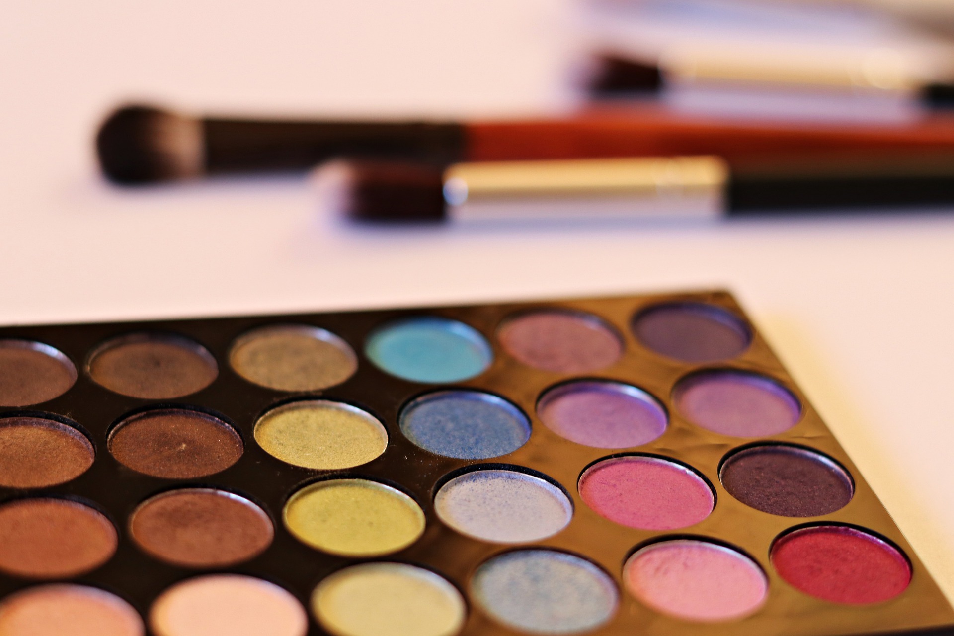 퍼스널 컬러에 맞춰 아이 메이크업을 하면 본인의 매력을 더 빛낼 수 있다 (사진=픽사베이)