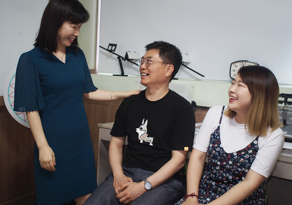 시기능훈련 교육을 주도 중인 신효순 박사와 박준식.신수지 안경사가 활짝 웃고 있다.
