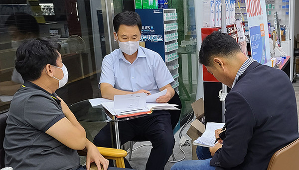 경기도안경사회는 최근 각 시군분회들의 재정 건전성 재검토에 나섰다. 사진은 집행부 관계자들이 실제 분회순방을 하고 있는 모습.