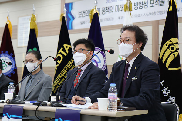 대한안경사협회 김종석 협회장(맨 오른쪽)이 제3회 보건의료기사의날 2부 행사인 정책 좌담회에서 발언을 하고 있다.