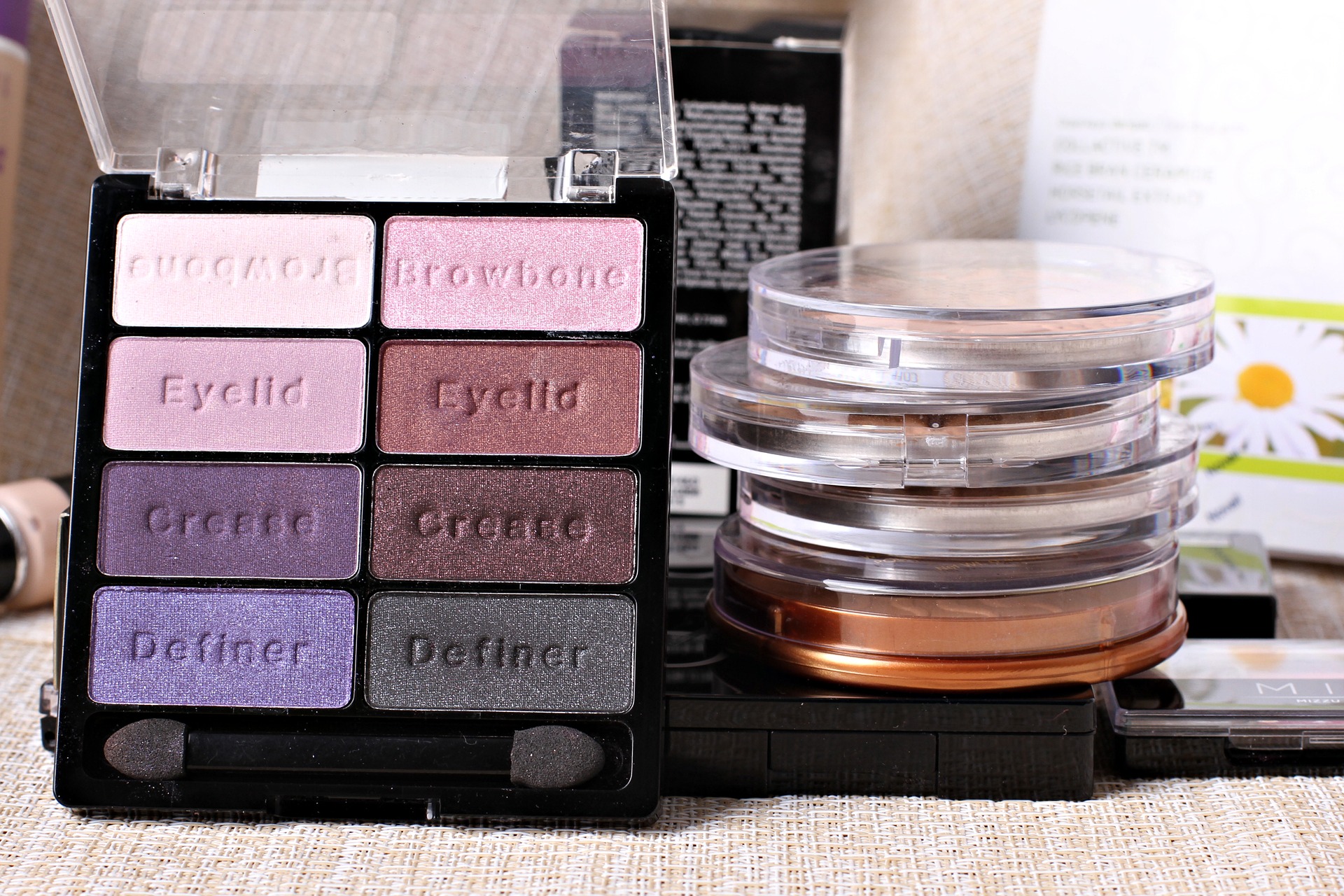 신비한 매력을 주는 그레이 렌즈 메이크업 방법 (사진= 픽사베이)