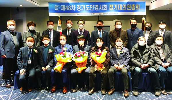 지난달 27일 수원 라마다프라자에서 열린 제48차 경기도안경사회 정기대의원 총회는 97%가 넘는 투표율 속에 최병갑 신임회장(아랫줄 왼쪽에서 네 번째)이 선출됐다.