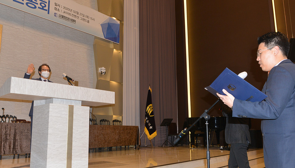 지난해 열린 (사)대한안경사협회 제47차 정기대의원 총회에서 김종석 협회장(왼쪽)이 윤일영 윤리이사와 함께 안경사 윤리강령을 낭독하고 있다.