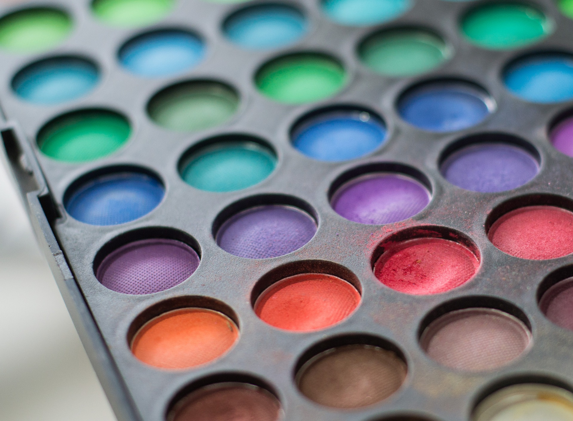 코랄 빛 메이크업으로 봄 분위기를 풍길 수 있다 (사진=픽사베이)