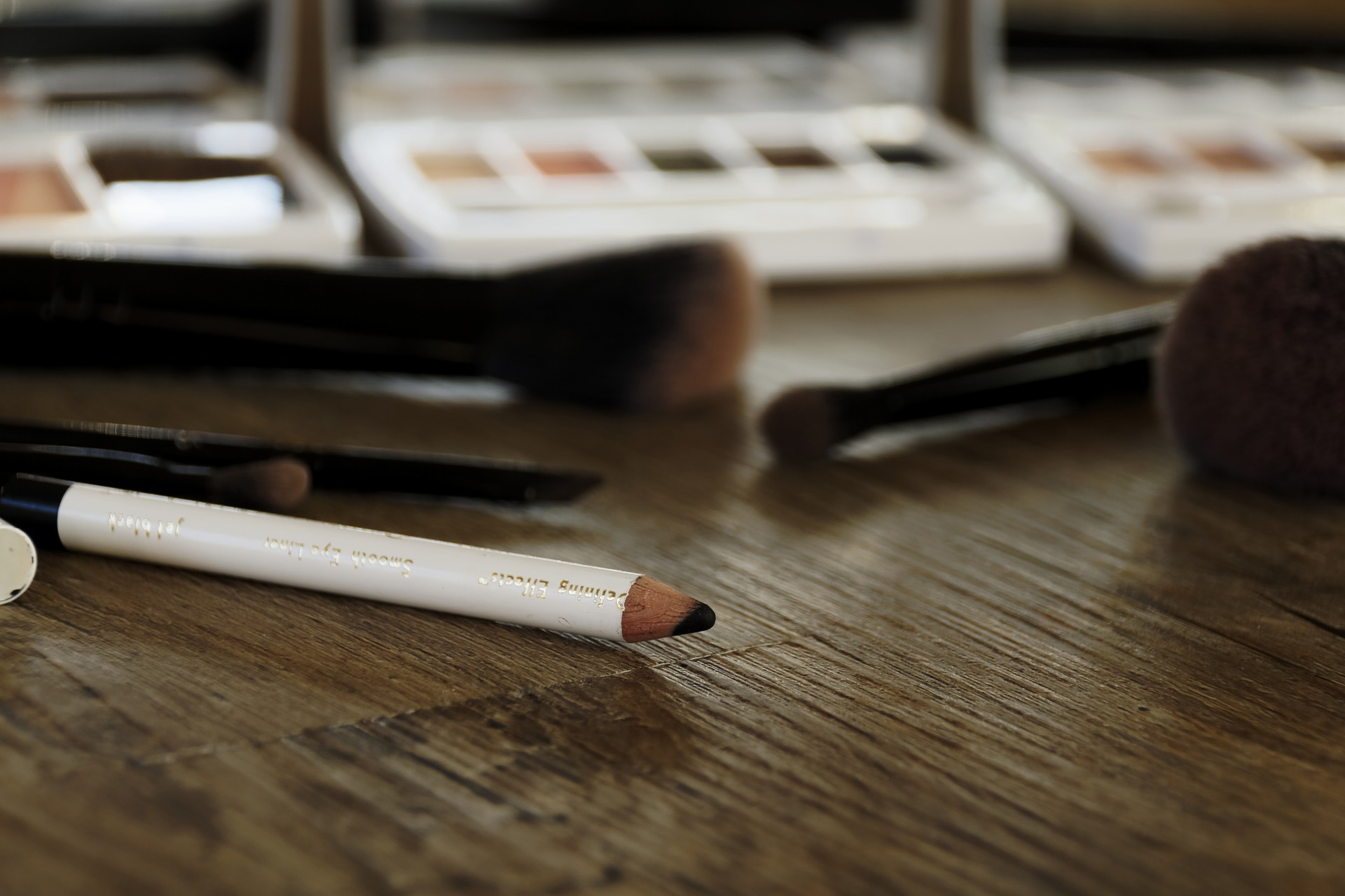 눈썹을 그릴 때 필요한 아이브로우  (사진=픽사베이)