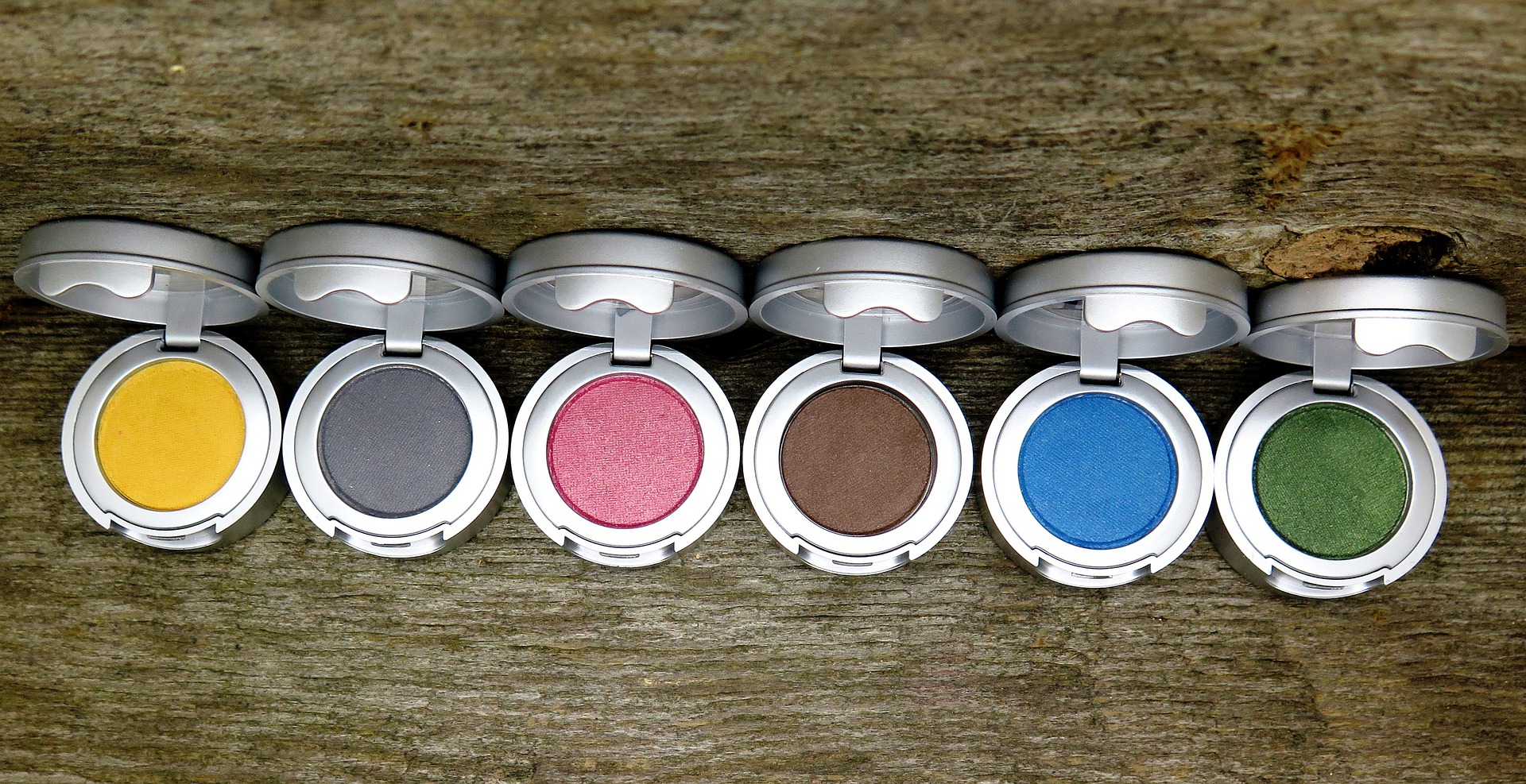 퍼스널컬러에 따라 섀도를 선택하는 게 좋다(사진=픽사베이)