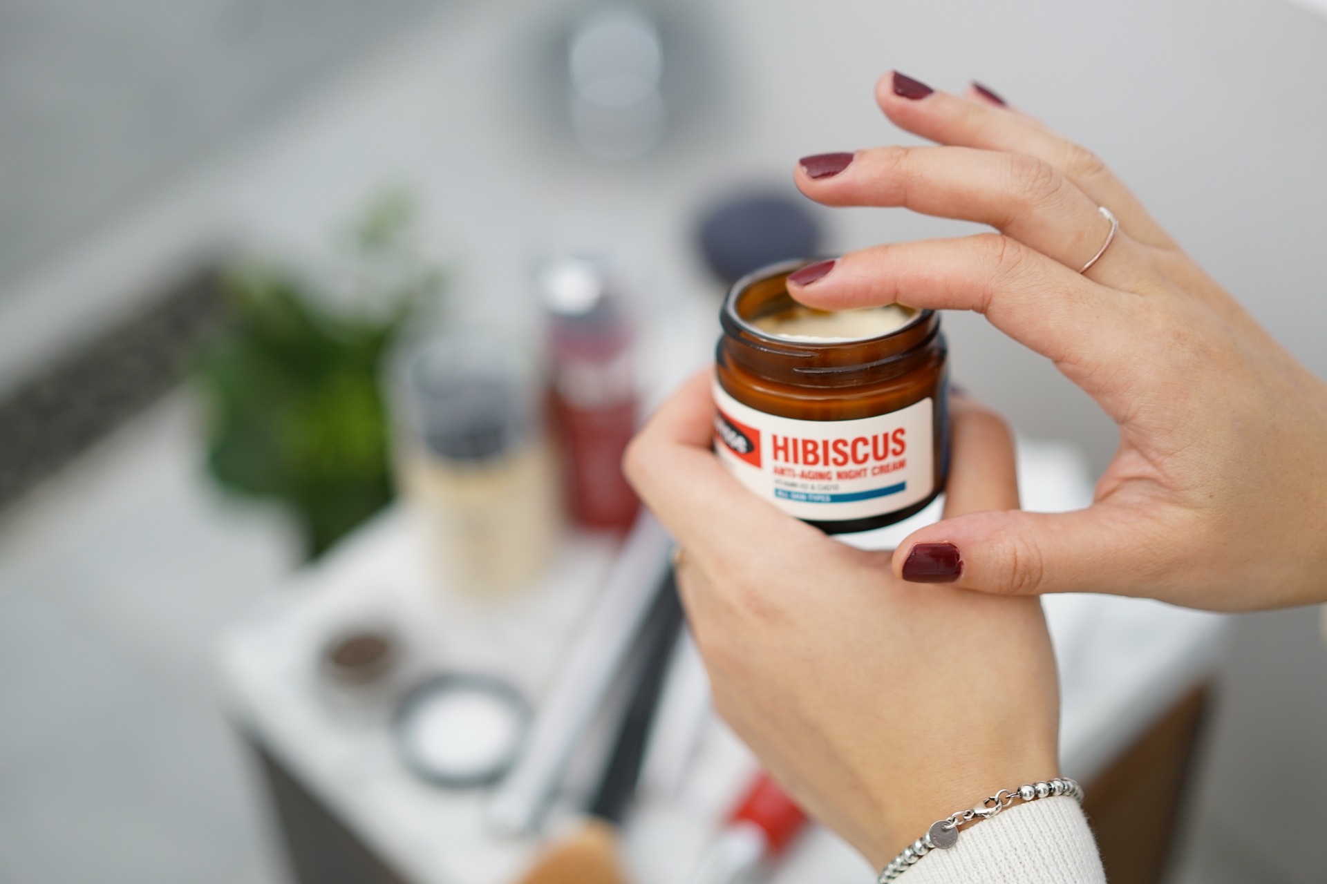 눈가 피부 수분을 충전해주는 아이크림 (사진=픽사베이)