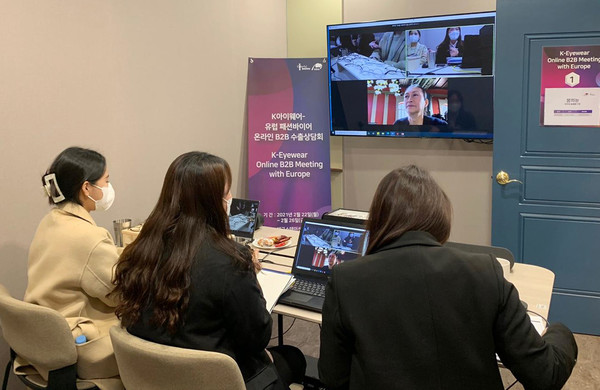 지난 2월 22일부터 26일까지 열린 K아이웨어 유럽 패션바이어 온라인 B2B 수출상담회에 참가한 한 국내 기업이 유럽 바이어들과 제품과 관련해 화상 상담을 진행하고 있다.