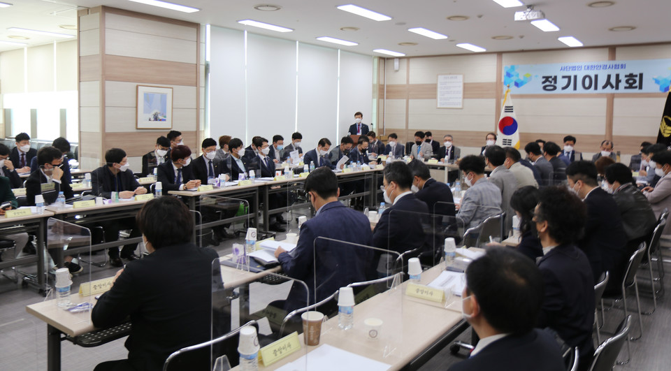 대한안경사협회는 지난 15일 열린 정기이사회에서 정부의 안경류 온라인 판매 허용 움직임에 맞서 비상대책위원회를 구성하고 본격 대응에 나선다고 밝혔다. 사진은 정기이사회에서 의견을 주고받는 모습이다.