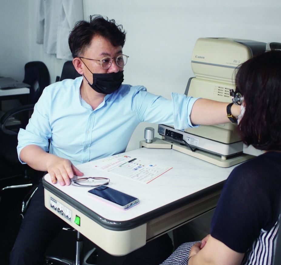 리더스안경 가산디지털단지역점 오승환(사진) 원장은 꼼꼼한 검안, 친절한 상담 등 전문성을 무기로 오피스타운에서 16년째 한자리를 지키며 소비자들의 지지를 받고 있다.