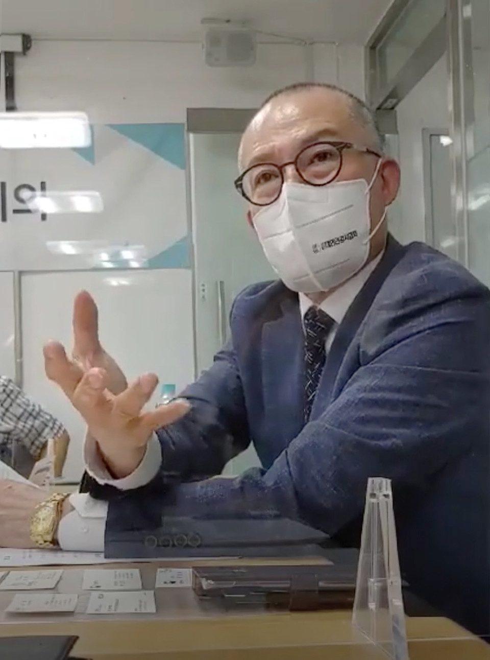 지난 9일 한걸음모델 상생조정기구 1차회의에 참석한 (사)대한안경사협회 김종석 협회장이 안경사들의 입장을 강력히 주장하고 있다.