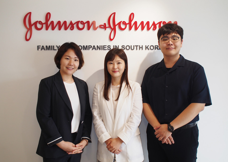 멀티포컬 피팅데이 행사를 성공으로 이끈 아큐브 방문 교육팀 (왼쪽부터) 김가은 과장, 고매훈 부장, 이재영 대리가 인터뷰를 마친 뒤 포즈를 취하고 있다.  *마스크는 사진촬영을 위해 잠시 벗은 점을 알려드립니다*