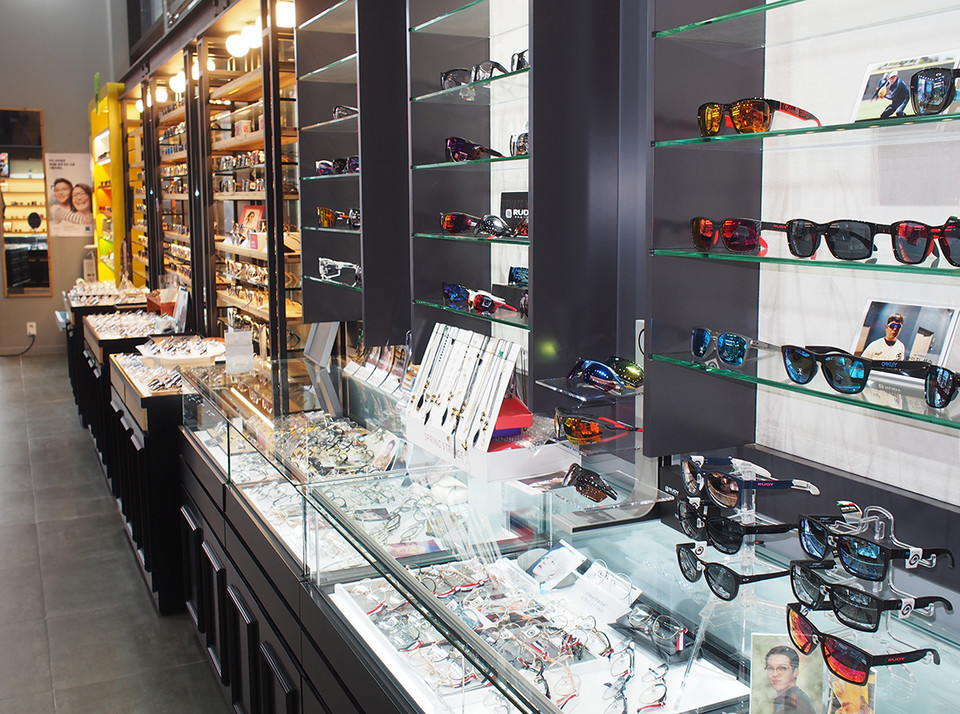 탑클래스 신중동역점(위)과 아이젠트리 시흥은계점은 비교적 선글라스를 돋보이게 진열하고 있다. 두 매장 모두 지난해보다 선글라스 매출이 늘었다고 말했다.