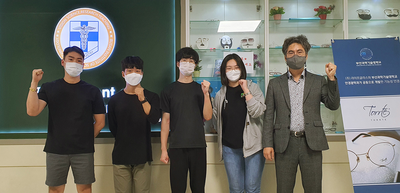 (왼쪽부터) 토르테 플러스 동아리 멤버인 안진규, 변주혁, 백승찬, 심나영 학생과 박상철 교수가 포즈를 취하고 있다.