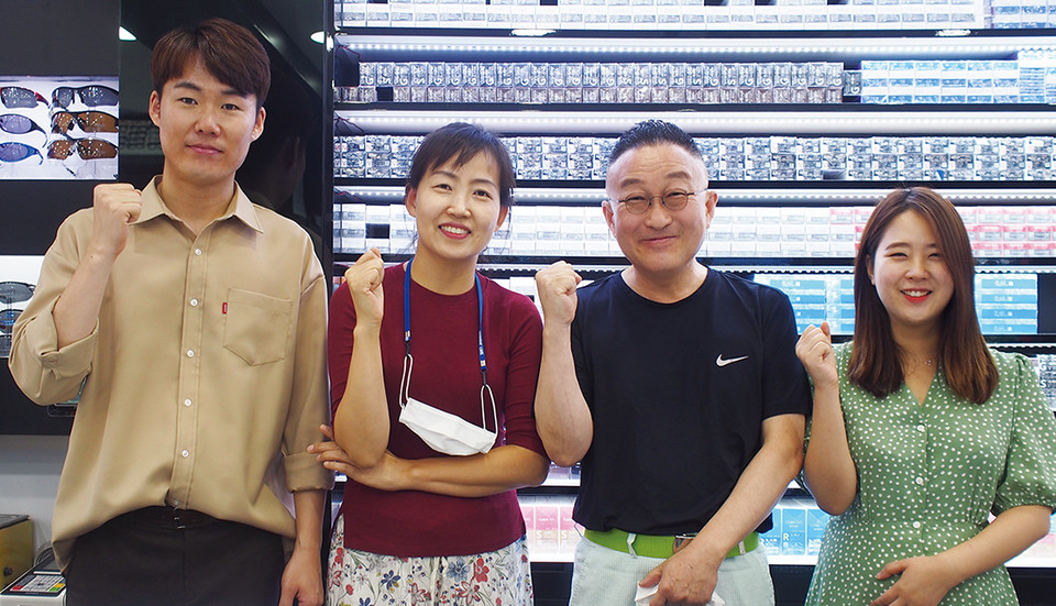 (왼쪽부터) 안상민 안경사, 김윤경 안경사, 장준희 원장, 이혜련 안경사가 사진촬영을 위해 포즈를 취하고 있다.