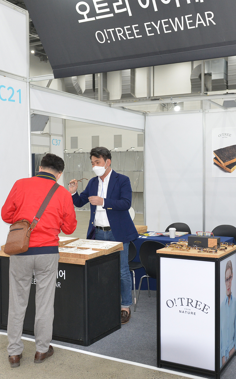 친환경 코르크 소재의 아이웨어를 선보이는 오트리