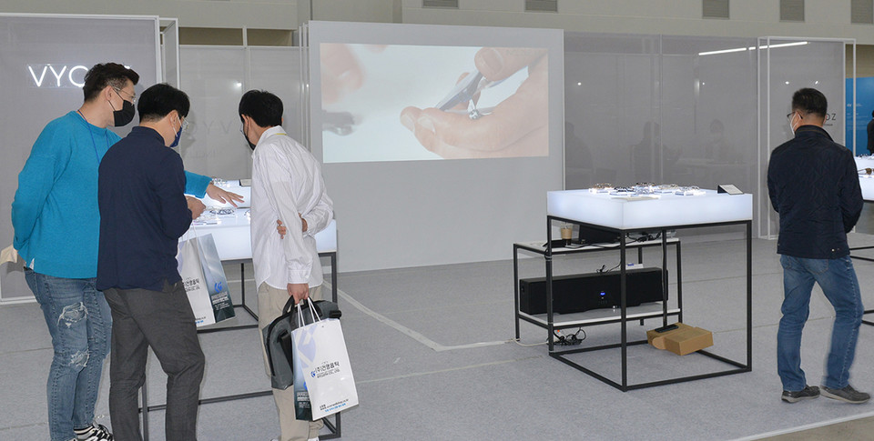 나사없는 안경의 바이코즈