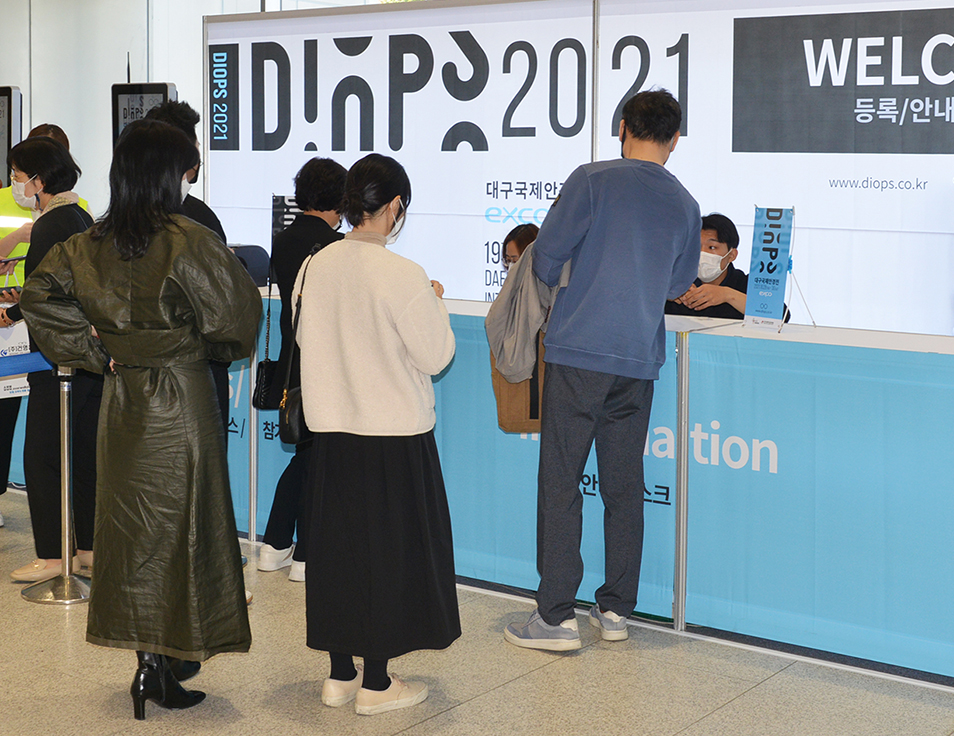 셀프 등록 서비스를 병행한 등록데스크