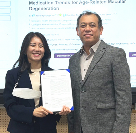 조연경(왼쪽) 안경사와 전인철 지도교수