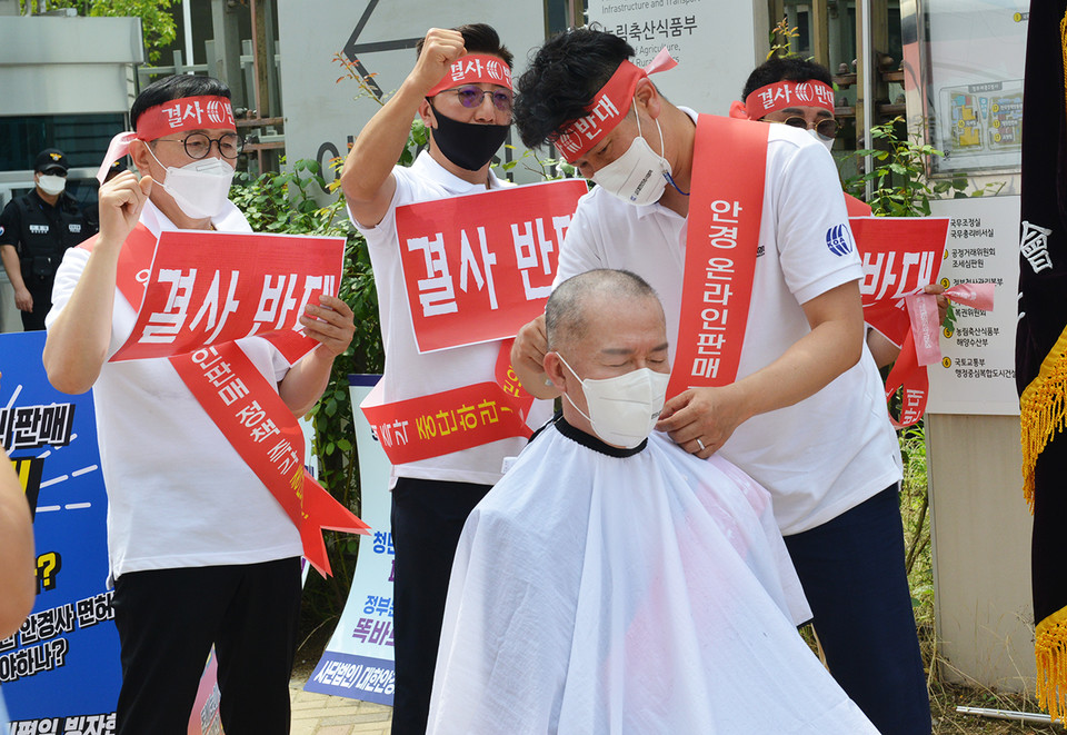지난 7월 세종 정부청사에서 대한안경사협회 김종석 협회장이 도수안경 온라인 판매 결사 반대 의지를 표명하기 위해 삭발식을 진행하고 있는 모습이다.
