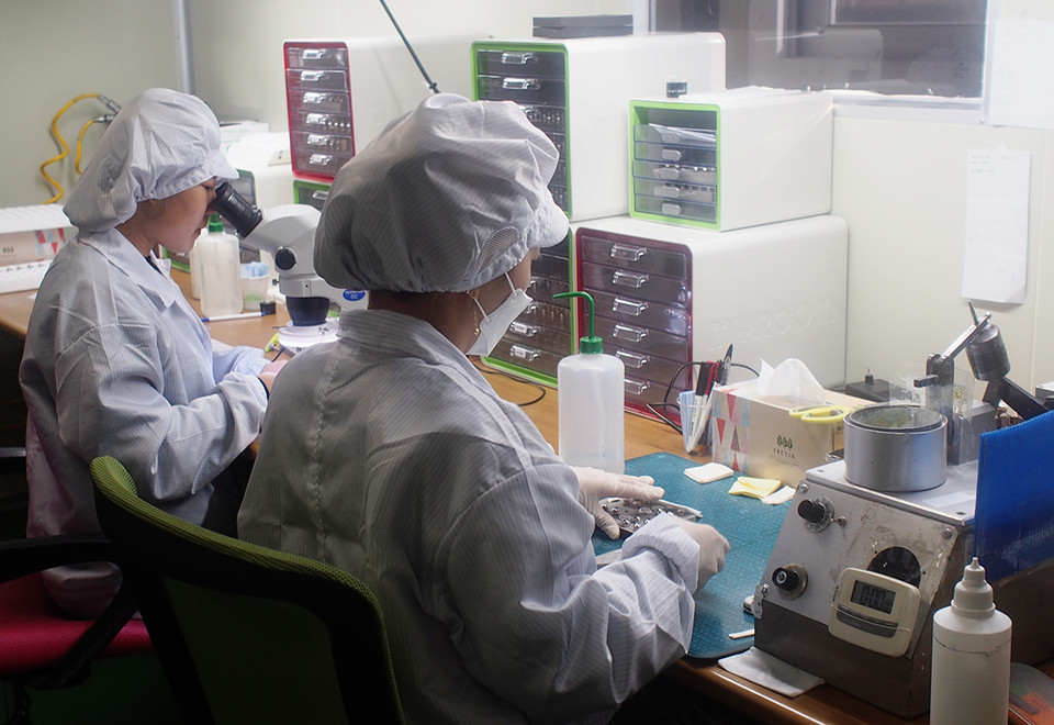 (맨 위쪽부터) 네오비젼 오송공장 메인건물 전경, 자동화 시스템으로 생산되는 렌즈, 불량률을 줄이기 위해 작업자들의 수시로 렌즈를 검사하고 있는 모습.