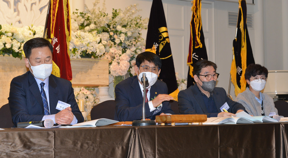 경기도안경사회 최병갑(왼쪽부터 두번째) 회장이 발언하고 있다.