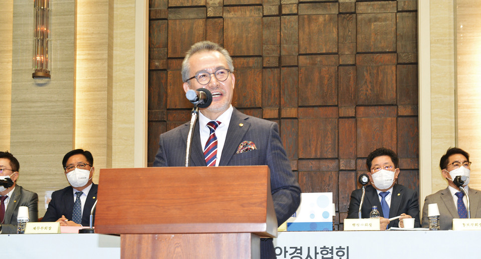 제49차 정기대의원총회에서 김종석 협회장이 대의원들에게 인사말을 전하고 있다.