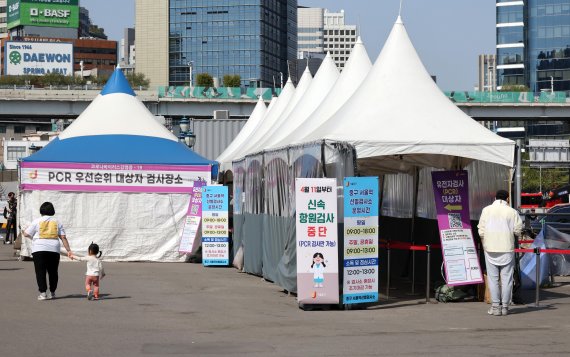 11일 서울 중구 서울역 앞 선별진료소가 신속항원검사 중단으로 한가한 모습을 보이고 있다. 방역당국은 그동안 무료로 받을 수 있었던 코로나19 신속항원검사를 11일자로 중단하고 PCR 검사만 진행한다.        사진=파이낸셜뉴스 박범준 기자