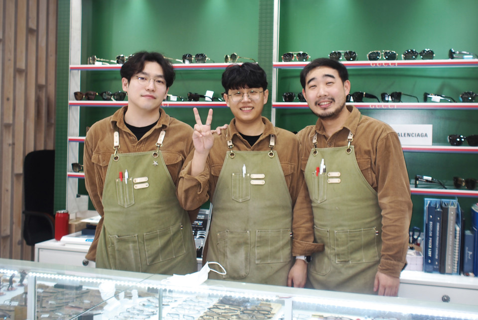 (왼쪽부터) 권용대 원장, 곽한석 안경사, 곽호원 원장