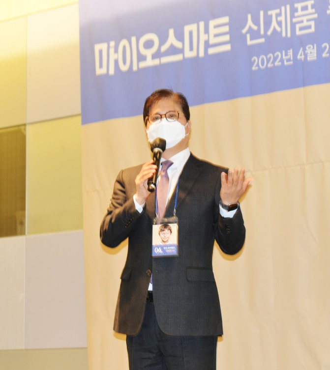 인사말을 전하고 있는 알렉산드르 몬태규(위) 호야글로벌 대표와 한국호야 정병헌 대표