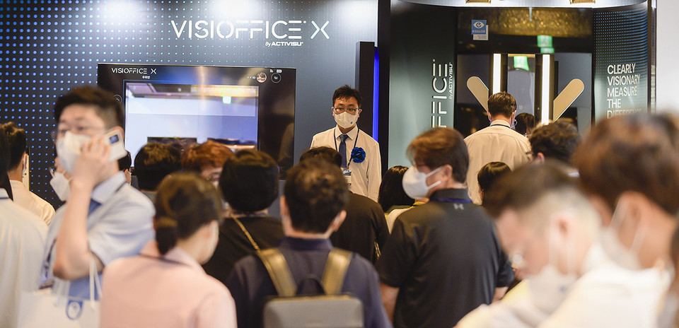 에실로코리아가 창립 20주년을 맞아 지난 13일에 진행한 '시너지&이노베이션 위드 에실로 엑스퍼트' 컨퍼런스에 참석한 안경사들이 초정밀 광학기기 VOX 시연을 지켜보고 있다. 